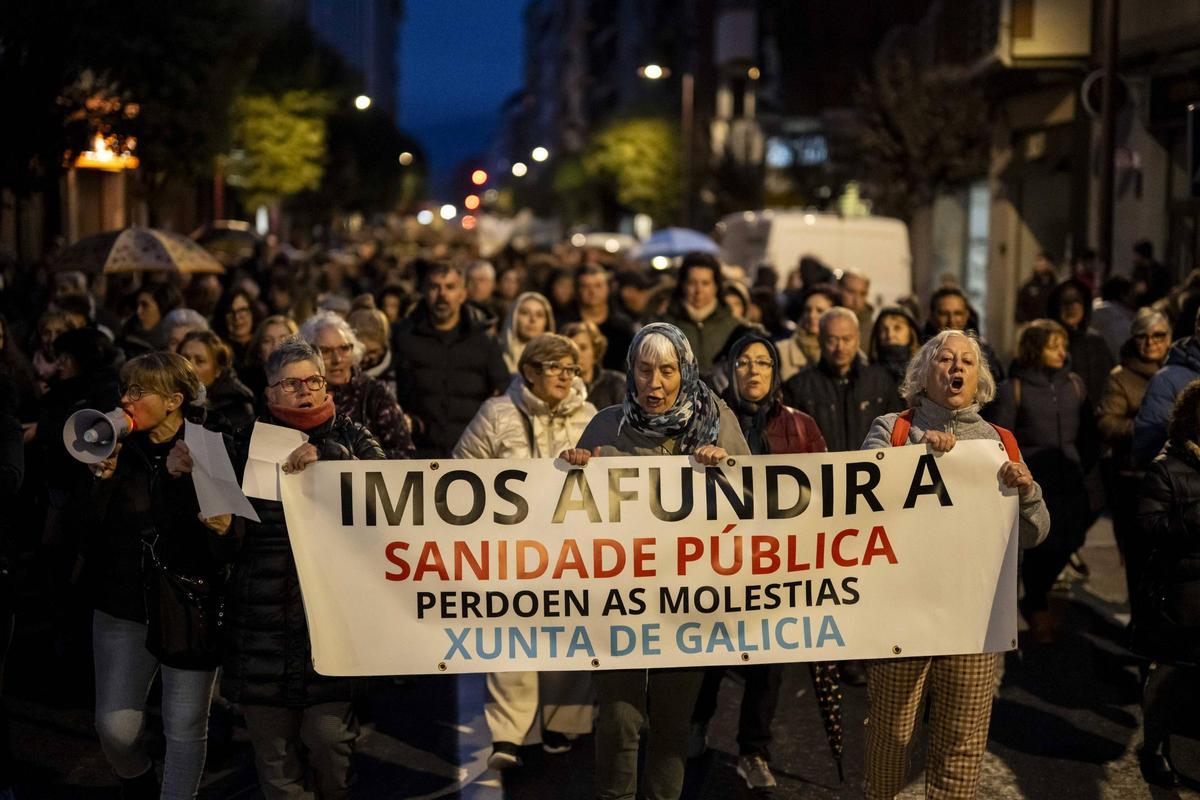 En varias pancartas se leían críticas contra la gestión sanitaria de la Xunta.