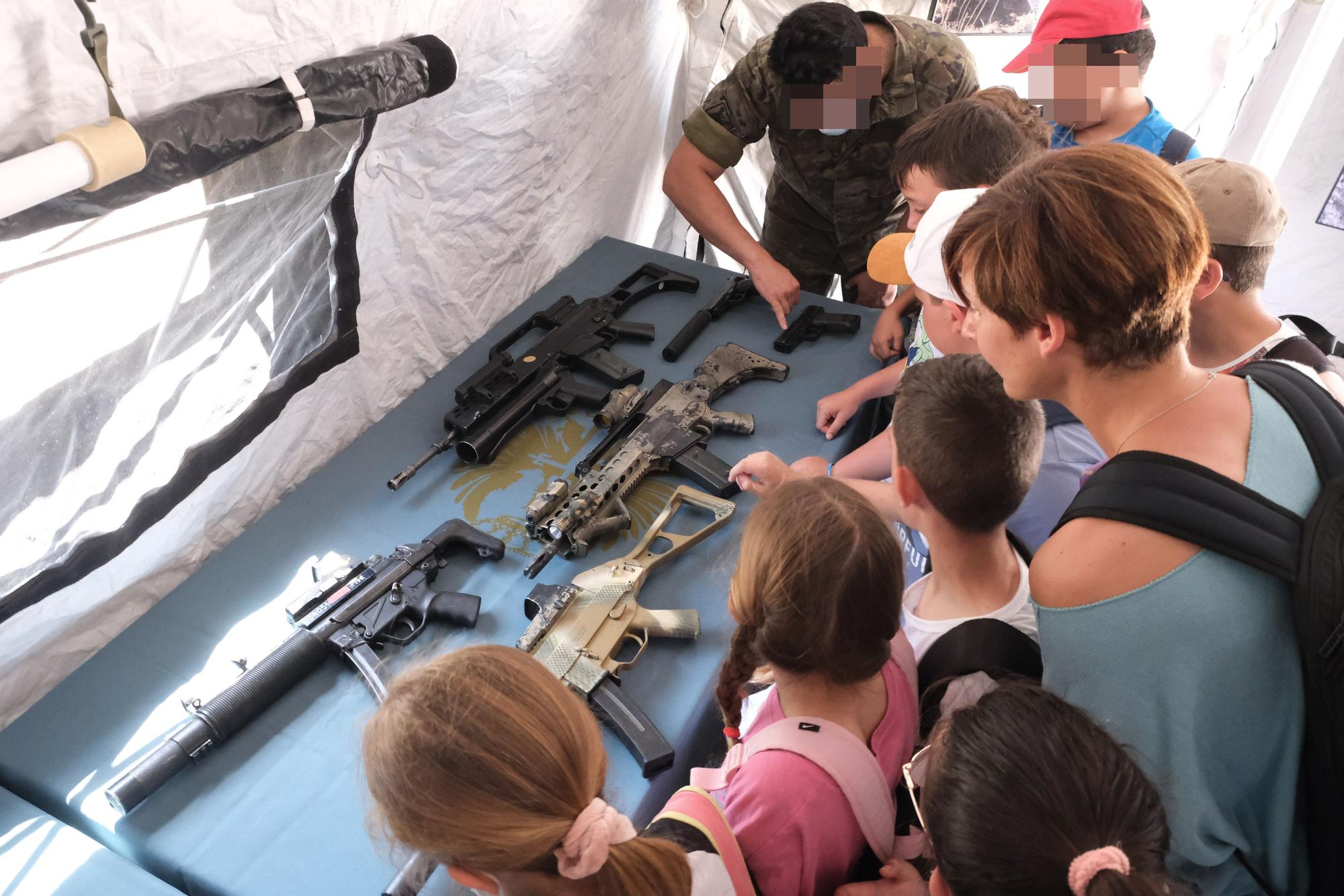 1600 niños de colegios de la provincia visitan la base militar del MOE en Rabasa