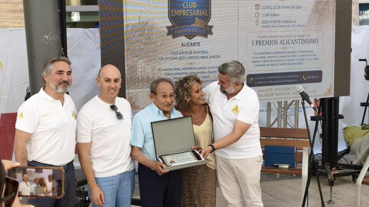 La Peña Los Gorilas distingue a Juan Perán Ramos con el Premio Alicantinismo en su almuerzo empresarial