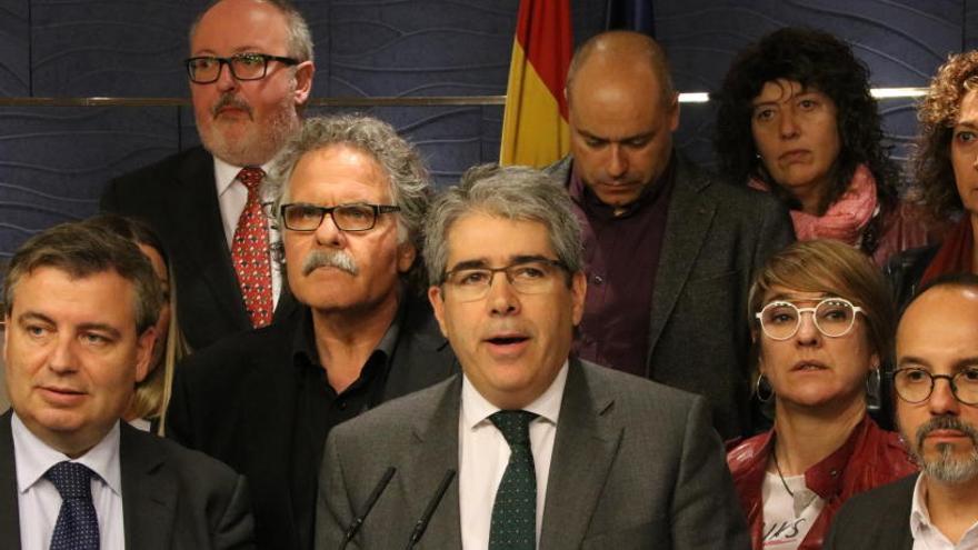 El portaveu del PDeCAT, Francesc Homs, amb el seu grup parlamentari i el portaveu d&#039;ERC, Joan Tardà