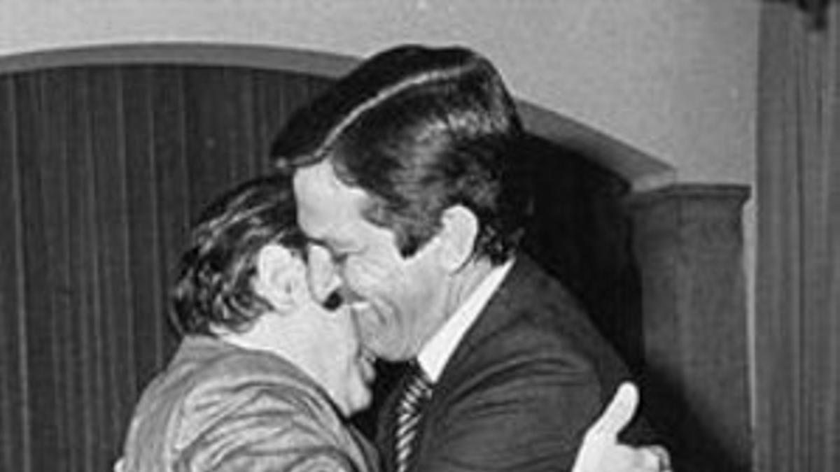 Abrazo entre Pujol y Suárez, en mayo de 1981.
