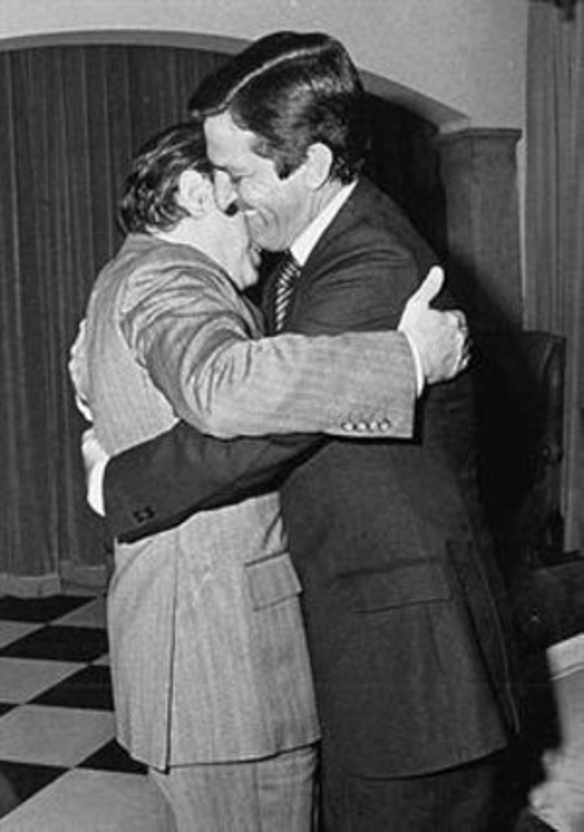 Abraçada entre Pujol i Suárez, el maig del 1981.