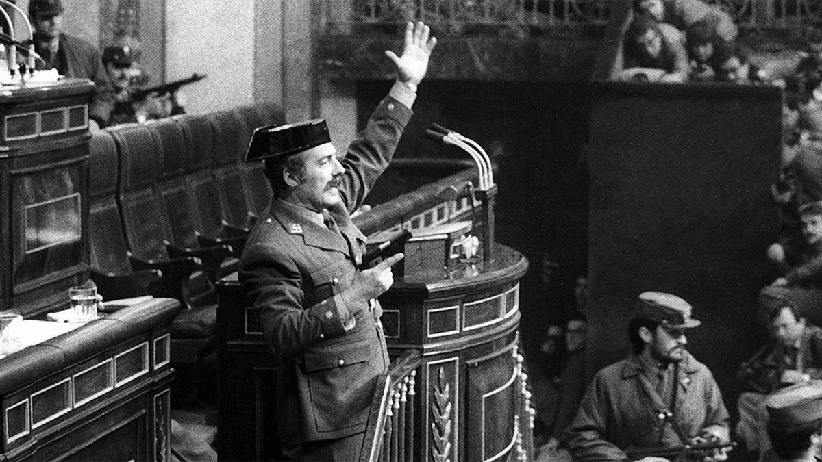 Antonio Tejero, pistola en mano en el Congreso durante el 23F.