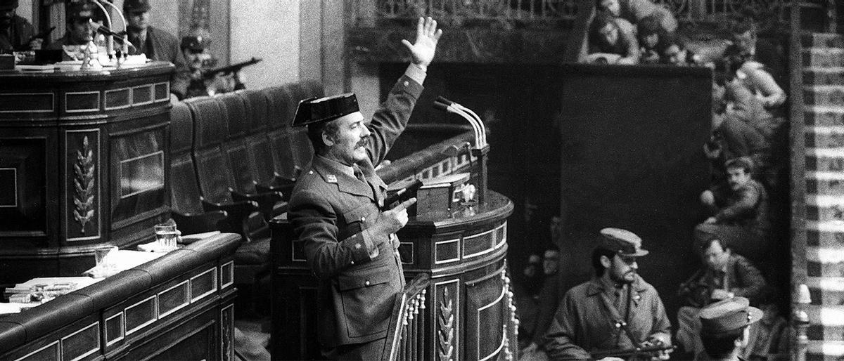 Antonio Tejero, pistola en mano en el Congreso durante el 23F.