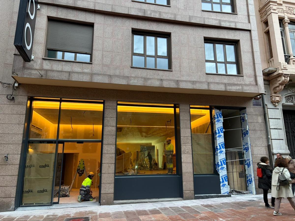 Operarios ultimando las obras en la fachada del hotel.