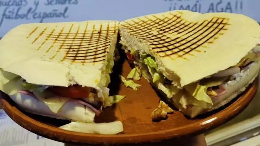 Este es el bar a diez minutos del centro que tiene los camperos más grandes de toda Málaga: "Es un reto de comida..."