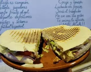 Este es el bar a diez minutos del centro que tiene los camperos más grandes de toda Málaga: "Es un reto de comida..."