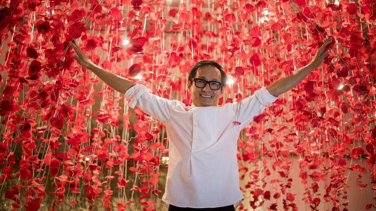 Ly Leap, bajo un cielo de flores de tela roja en Nelumbo.