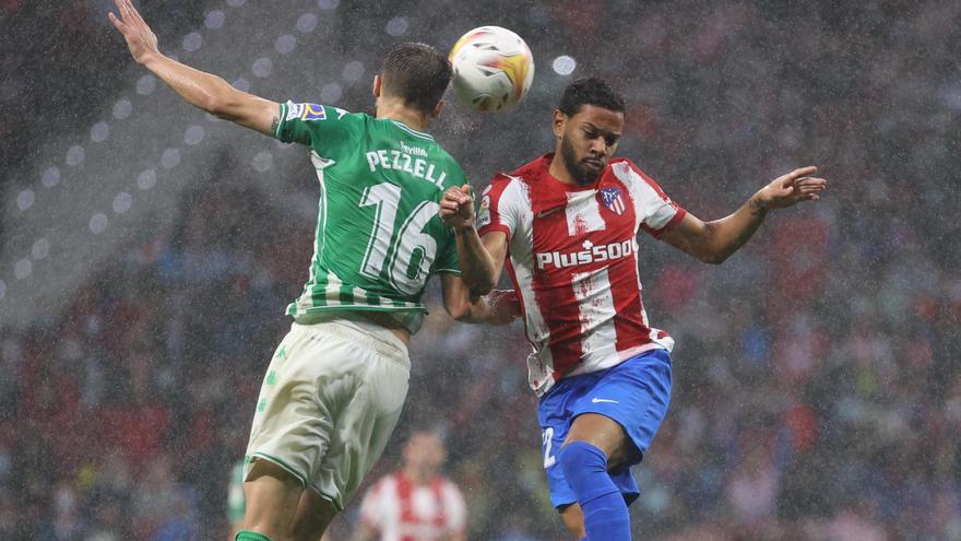 Renan Lodi y Germán Pezzella, en una acción del Atlético-Betis.