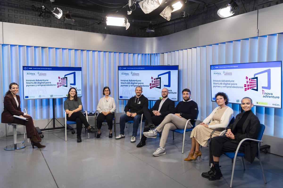 De izquierda a derecha: Silvia Tomás, Flo Erize, Camila Hurtado, Diego Tomás, Guillermo Urbez, Vicente Ruiz, Elena Moreno y Katja Alexandra Ampudia.