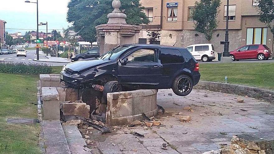 El vehículo accidentado sobre la Fuente de los Cuatro Caños.