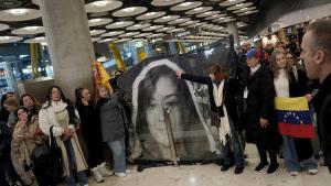 Familiares y amigos esperan, en el aeropuerto de Barajas, la llegada de Rocío San Miguel, liberada junto a cuatro presos más, de la cárcel en Venezuela.