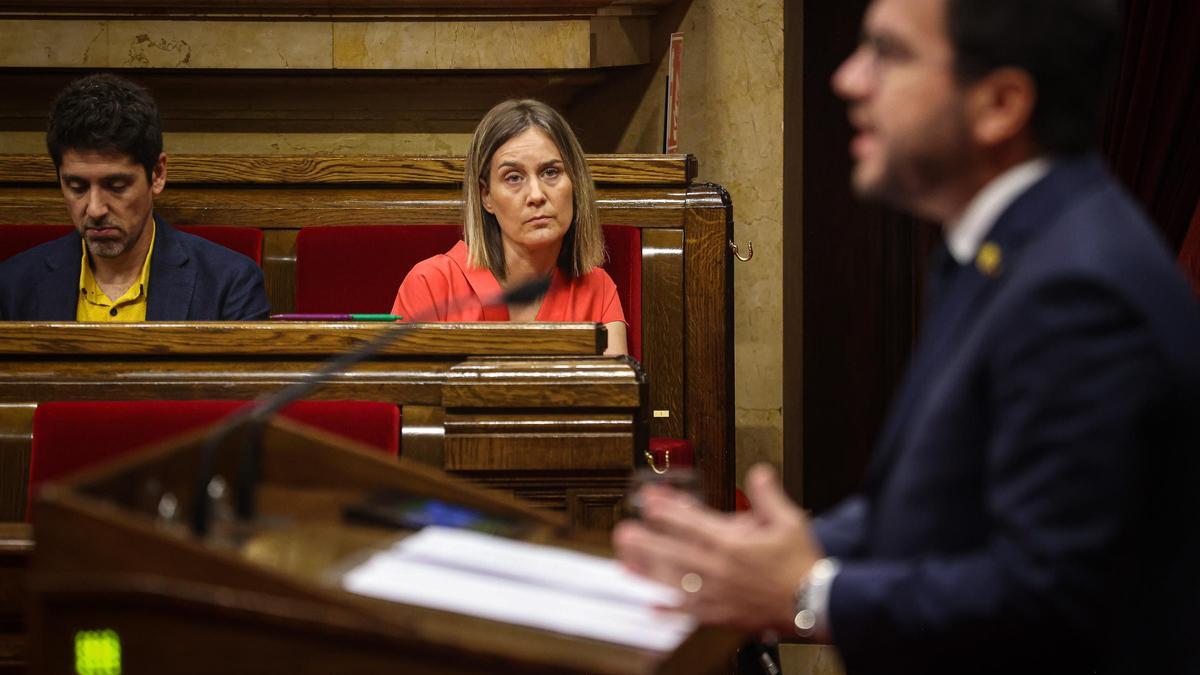 La presidenta d'En Comú Podem, Jéssica Albiach, mira el president Aragonès durant la seva intervenció inicial al debat de política general