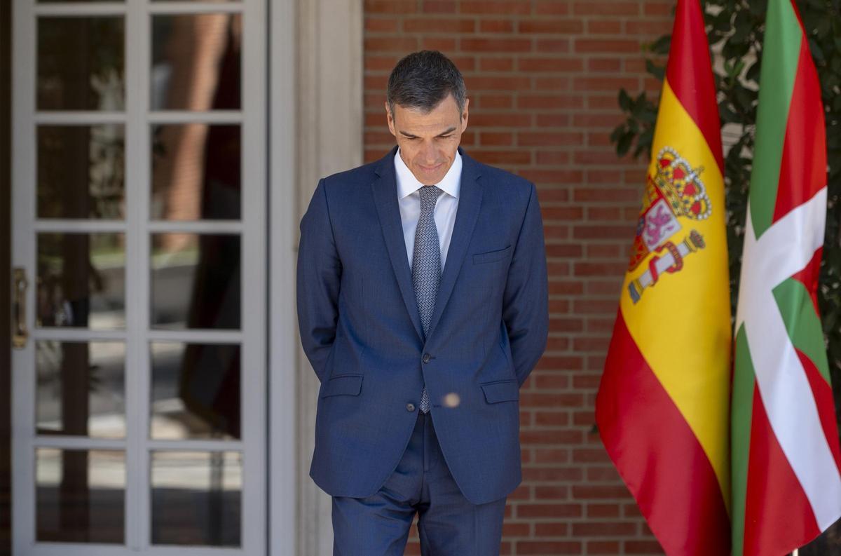 Archivo - El presidente del Gobierno, Pedro Sánchez, antes de un encuentro con el lehendakari, Imanol Pradales, en el Palacio de La Moncloa, a 15 de julio de 2025, en Madrid (España).