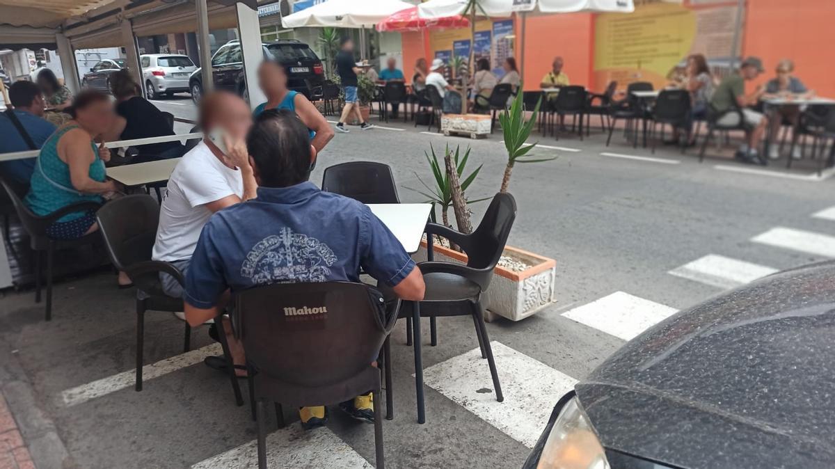 Una terraza junto a la zona del acciente con dos meses y sillas extendidas al límite del paso de peatones en la calle Fragata este martes