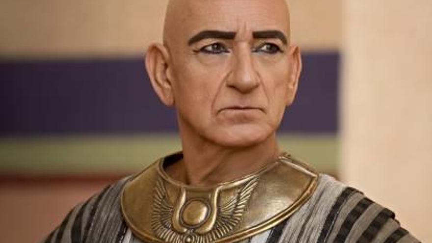 El actor Ben Kingsley se transforma en el visir Ay en la serie Tutankamón.