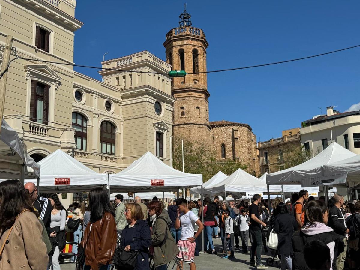 Ambiente de Sant Jordi en el centro de Sabadell