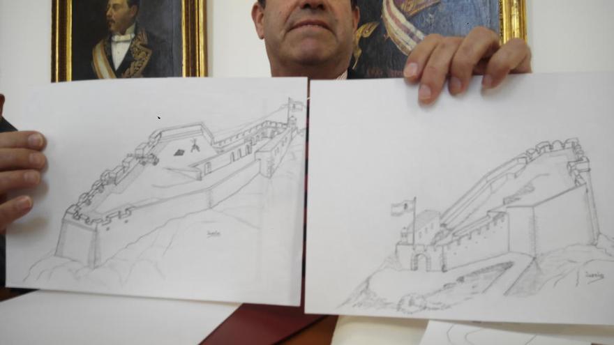 Juan Lorenzo Gómez Vizcaíno con unos dibujos del Fuerte de Despeñaperros