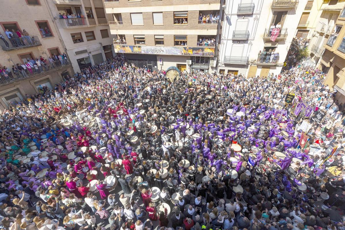El acto más multitudinario y que más visitantes atrae a l'Alcora durante la Semana Santa es la Rompida de la Hora.