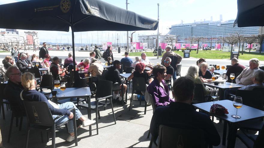 Choque en las negociaciones del convenio de hostelería de A Coruña: los sindicatos amenazan con movilizaciones y la patronal pide combatir el absentismo