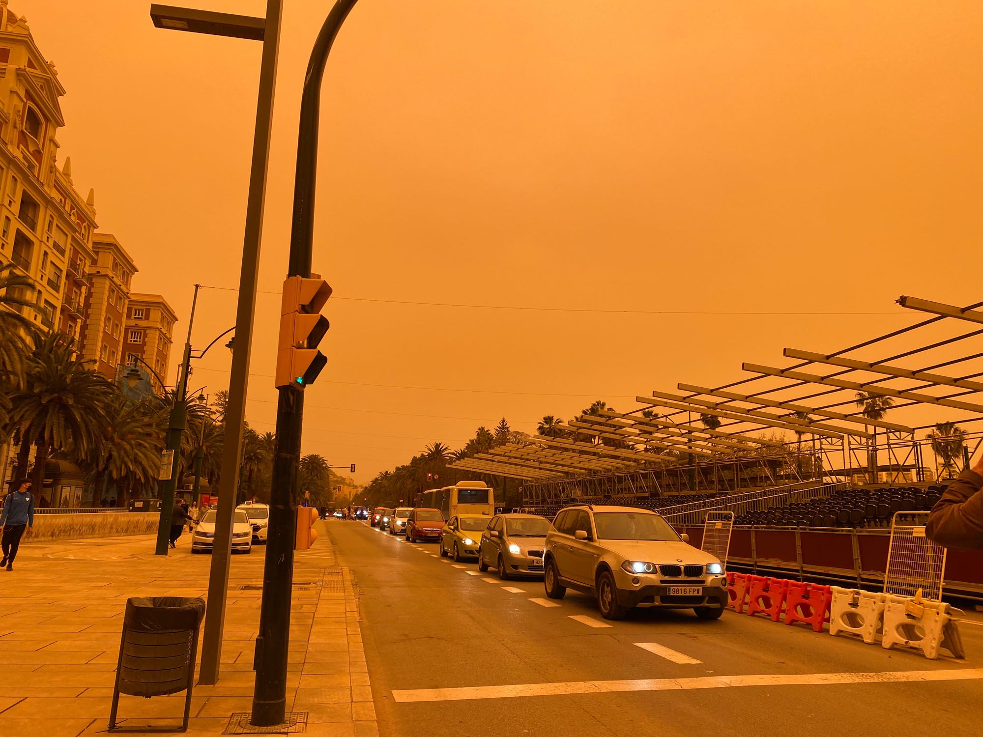 El cielo, teñido de naranja o casi rojo, desde distintos puntos del Centro de Málaga.