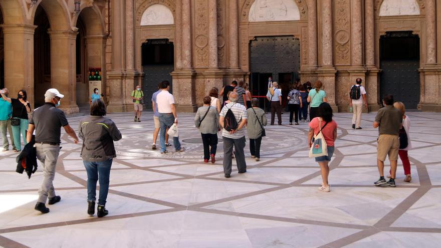 L&#039;atri de Montserrat amb turistes accedint a la basílica