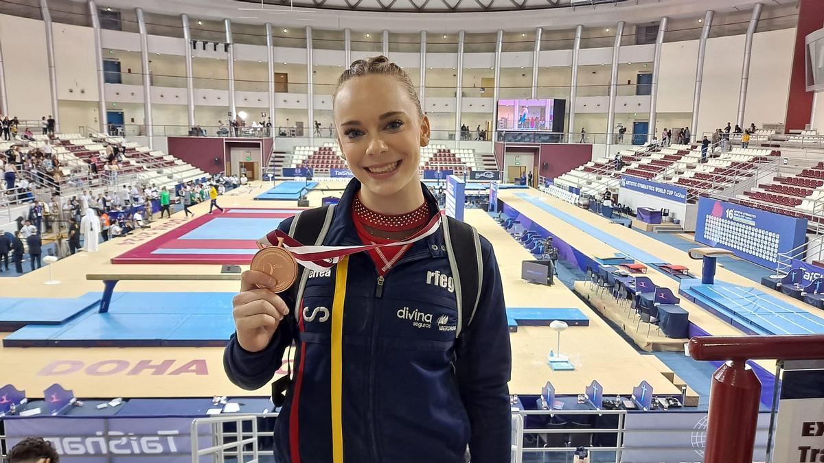 Laura Casabuena posa sonriente con la medalla de bronce conseguida en Doha