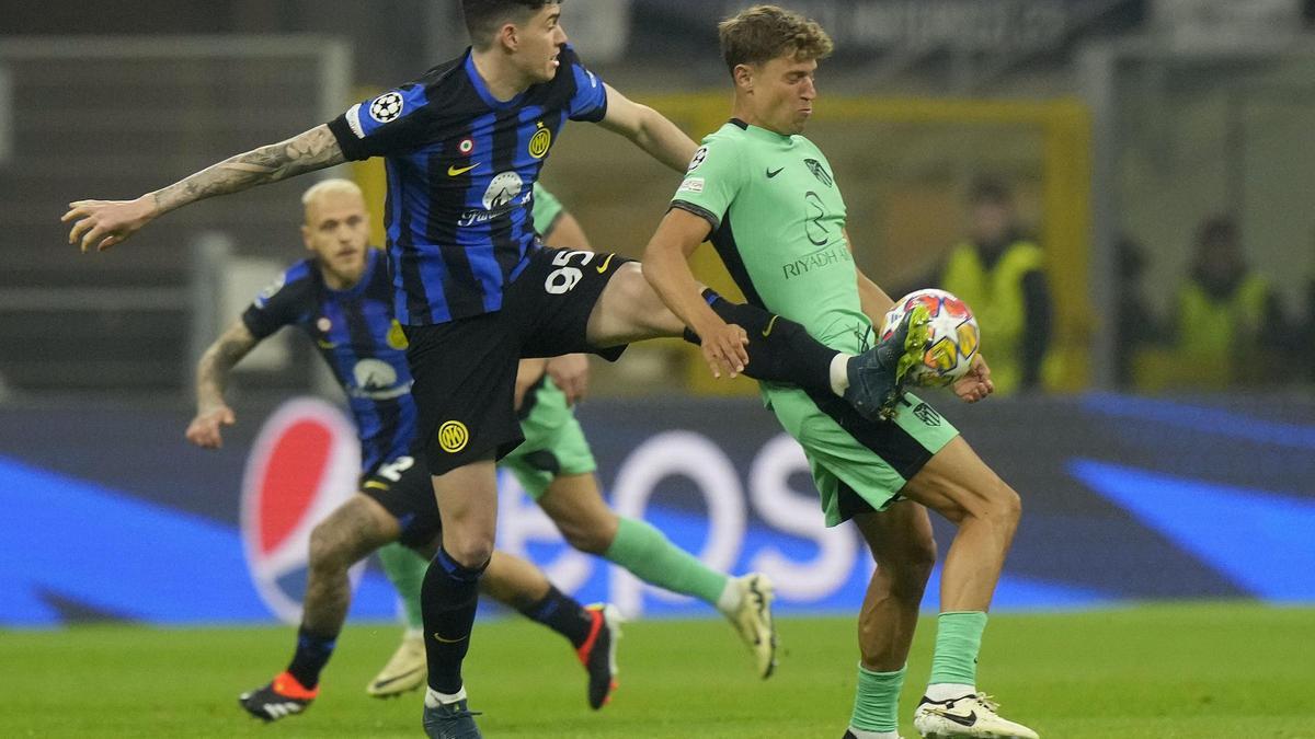 Alessandro Bastoni, jugador del Inter de Milán, disputa un balón con Marcos Llorente.