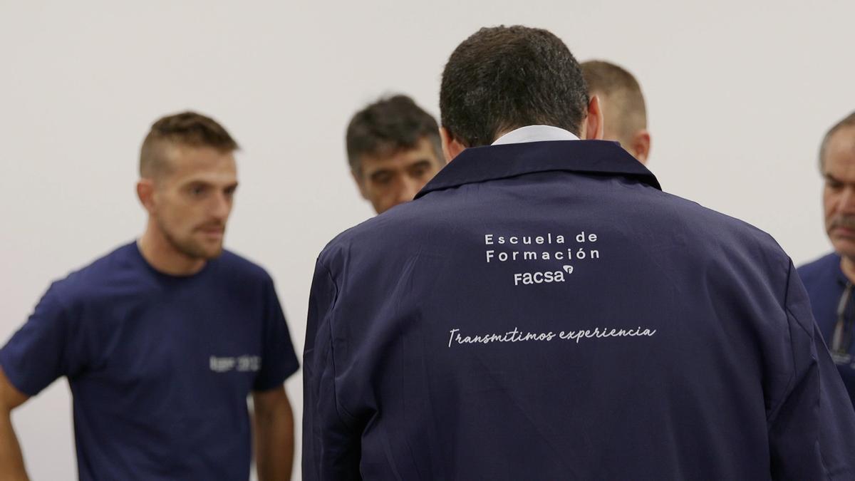 Alumnado de Facsa durante una sesión práctica en la Escuela-Taller de la compañía.