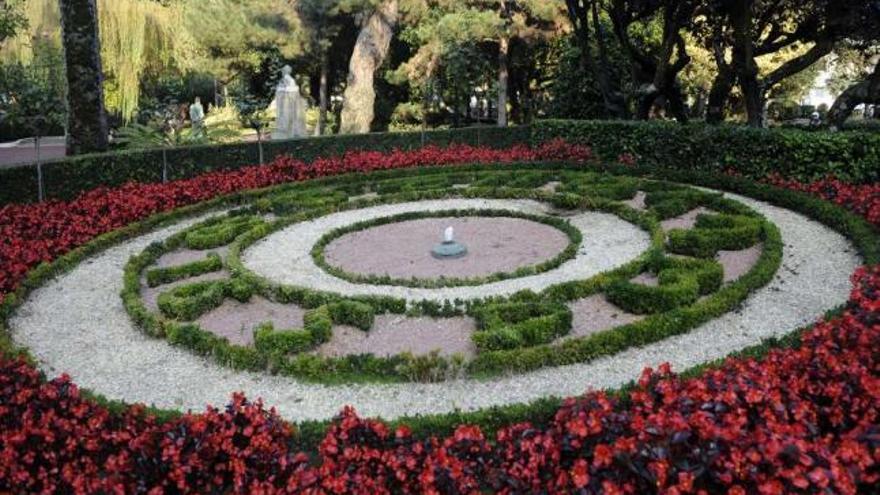 Imagen del reloj floral de Méndez Núñez, ayer, sin sus agujas. / eduardo vicente