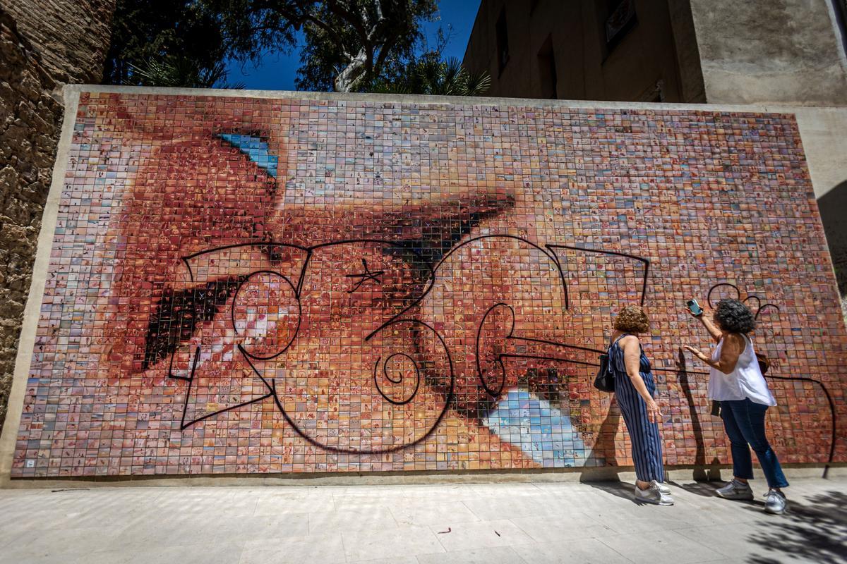 Vandalizado el mural de El beso de Fontcuberta en Barcelona