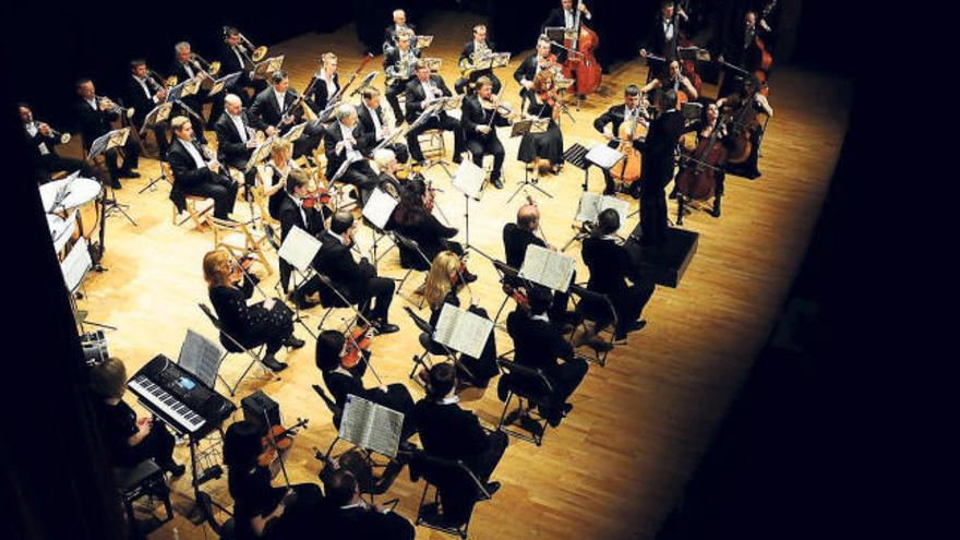 La Orquesta Sinfónica de la Radio Nacional de Kiev en un momento de su actuación en el auditorio de Cangas.  // Gonzalo Núñez