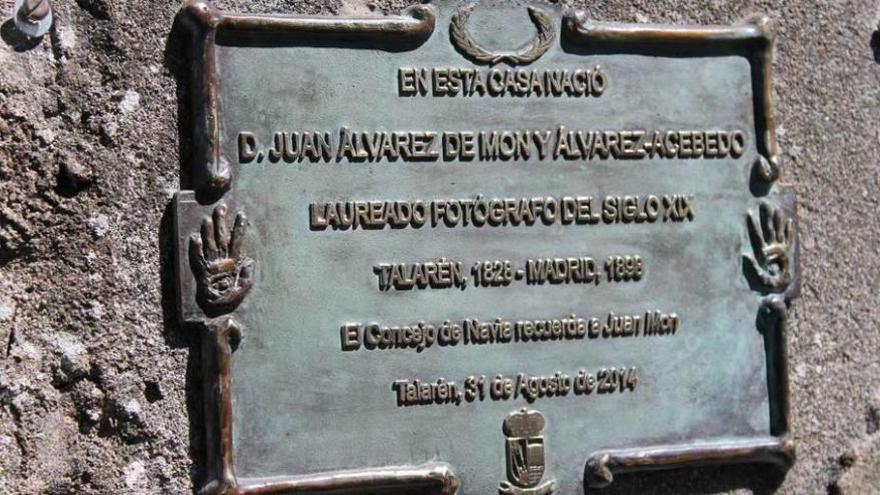 Talarén descubre una placa en honor de Juan Mon, fotógrafo del XIX afincado en Madrid