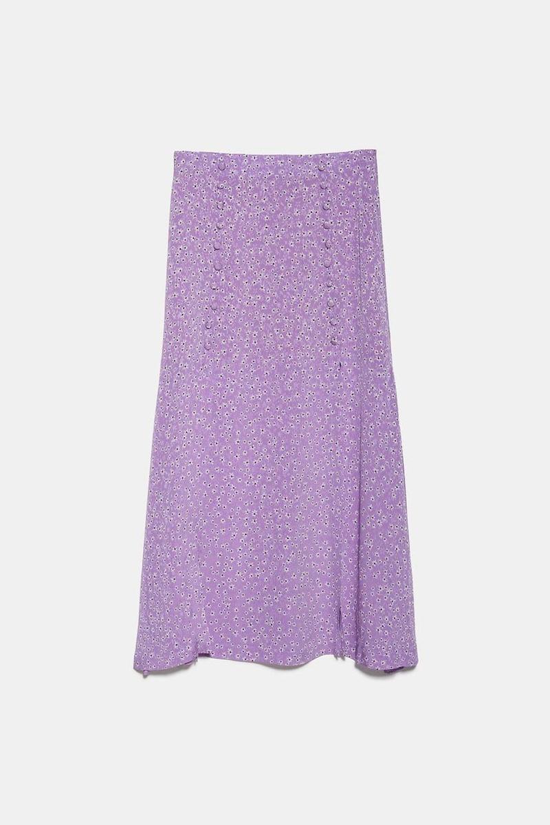 Falda estampada con aberturas en color lila de Zara. (Precio: 25,95 euros. Precio rebajado: 12,99 euros)
