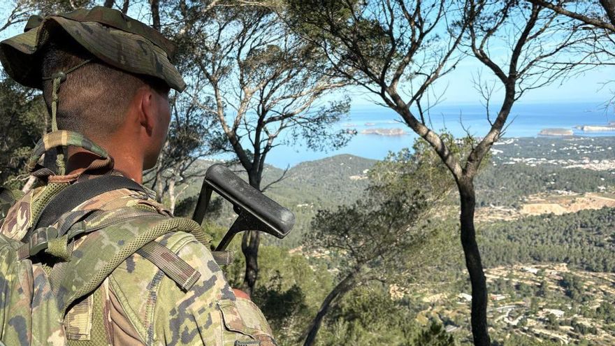 Un militar vigilando desde una zona de la isla