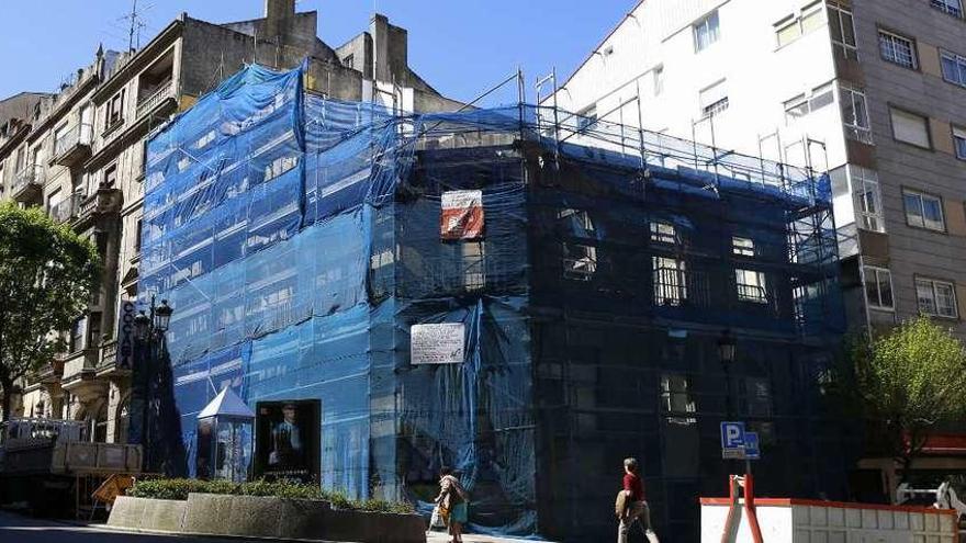 Fachada con andamios donde se construirá el edificio. // R. Grobas