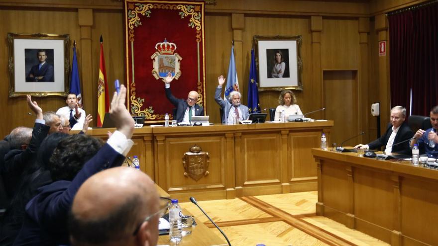 Una votación en un pleno de la Diputación de Ourense. |   // IÑAKI OSORIO