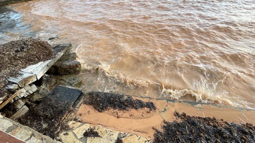 Denuncian que continúan los vertidos en la playa de Talamanca