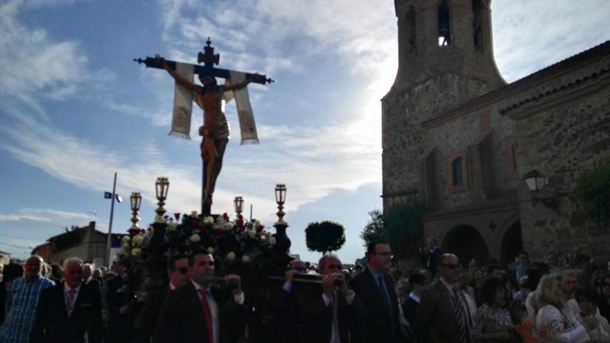 La procesión por las calles de Santa Cristina.
