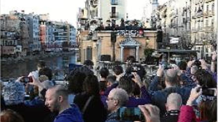 Sopa de Cabra sorprèn el centre de Girona amb un concert en un terrat