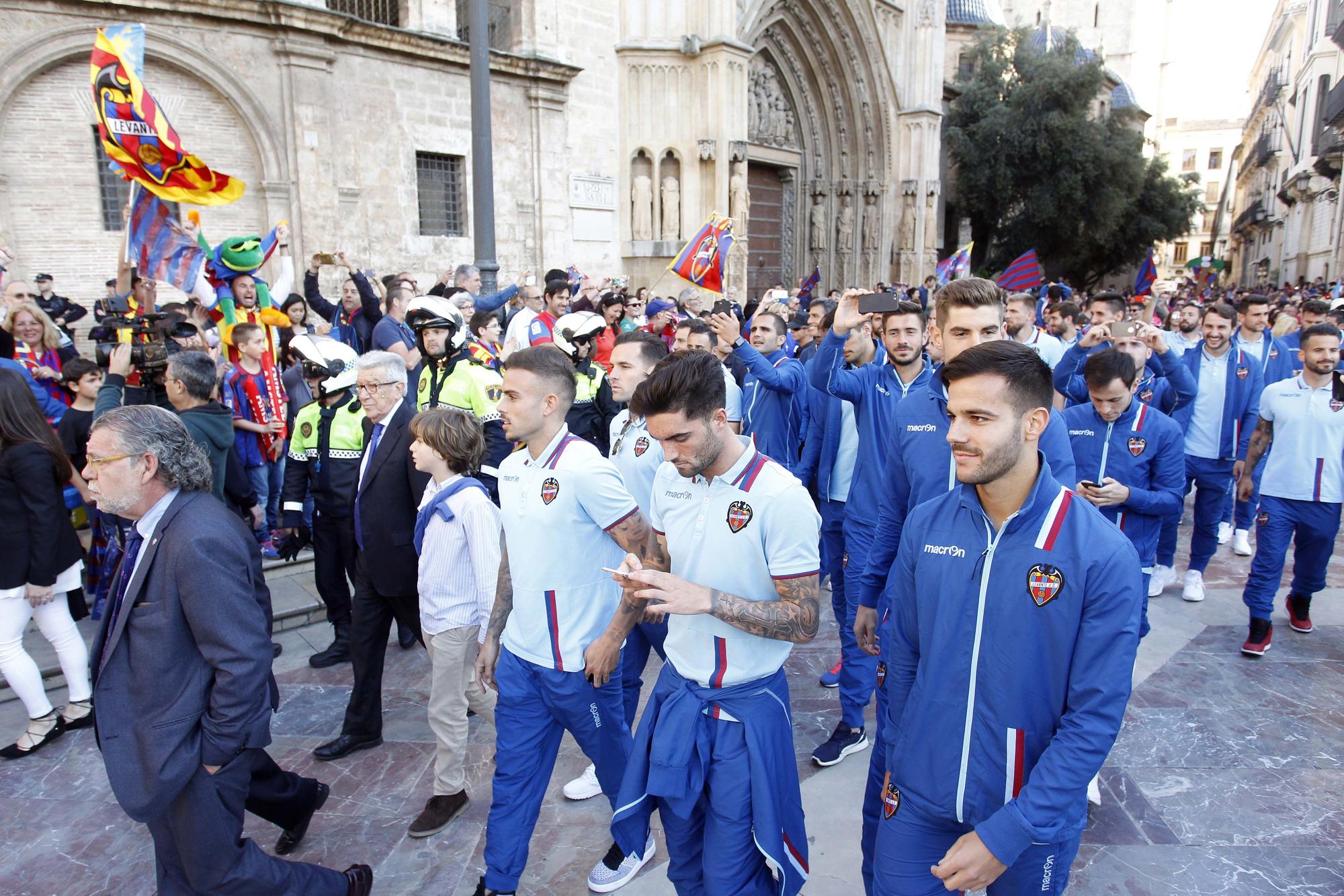 Rememora anteriores ascensos del Levante con imágenes ya históricas