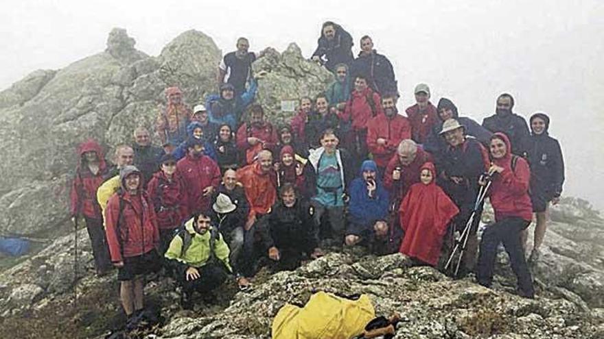 Amigos y familiares de Xavier Socías, en la cima.