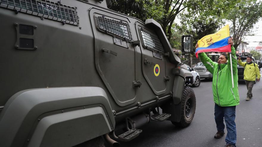 Ecuador comienza a pagar un precio político interno y regional por el asalto de la embajada mexicana en Quito