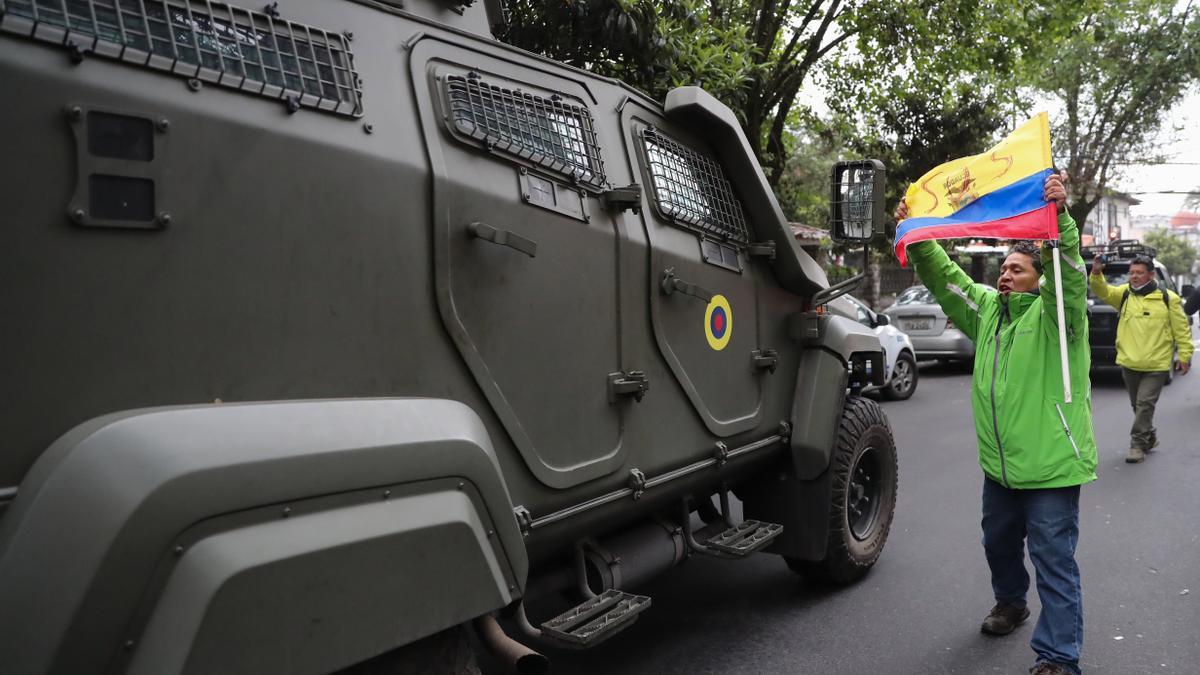 Autoridades ecuatorianas trsladan al exvicepresidente Jorge Glas hacia una cárcel.