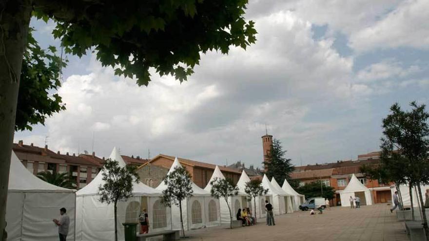 Jaimas preparadas para uno de los festivales de la cerveza en la plaza de Europa.