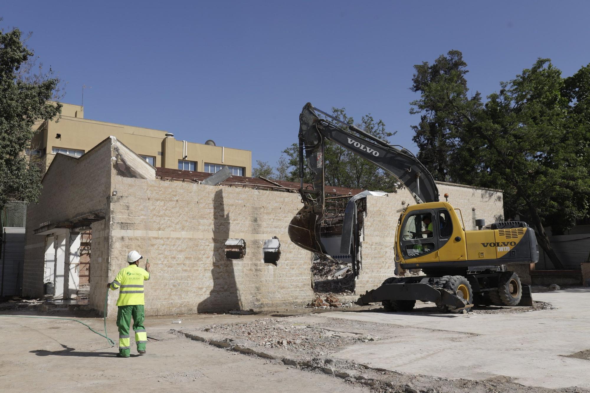 Demolición de las tres naves del Civil donde irá el tercer hospital de Málaga