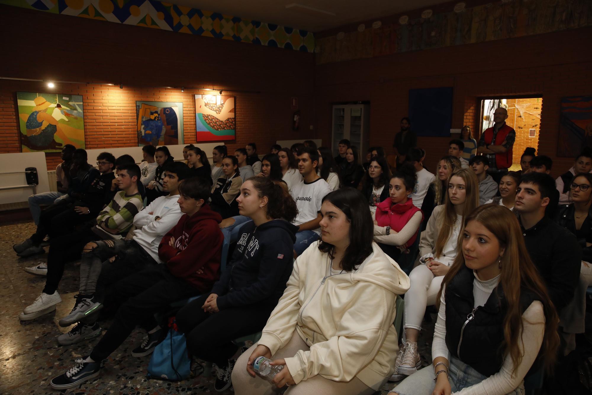 EN IMÁGENES: Así fue la visita de Adam Michnik al instituto de Roces en Gijón