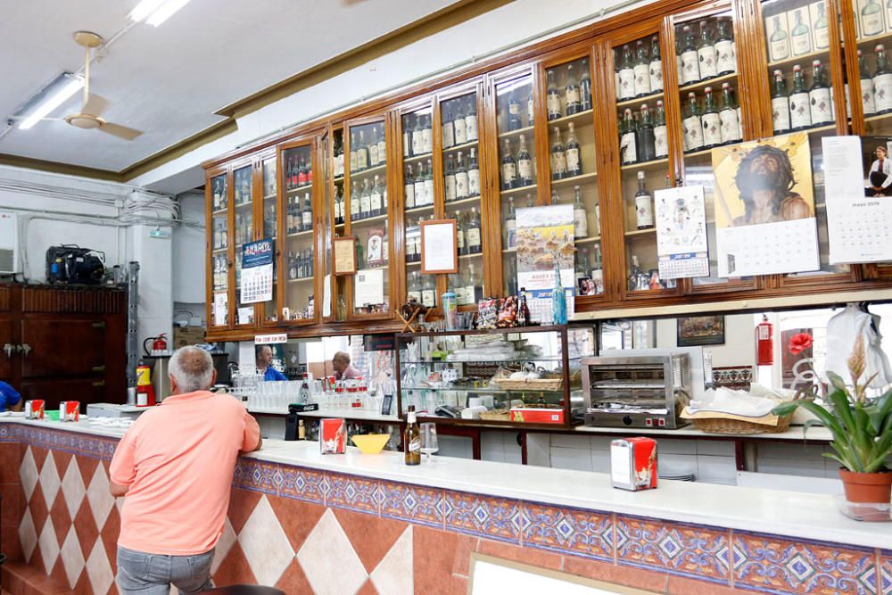 En 1949, José Gálvez y Aurora Toro, tras estar al frente del bar El Brillante, en Puerta Nueva, decidieron trasladarse a la calle Pozos Dulces y abrir el bar El Diamante. Siete décadas después, conserva gran mayoría del mobiliario y objetos originales