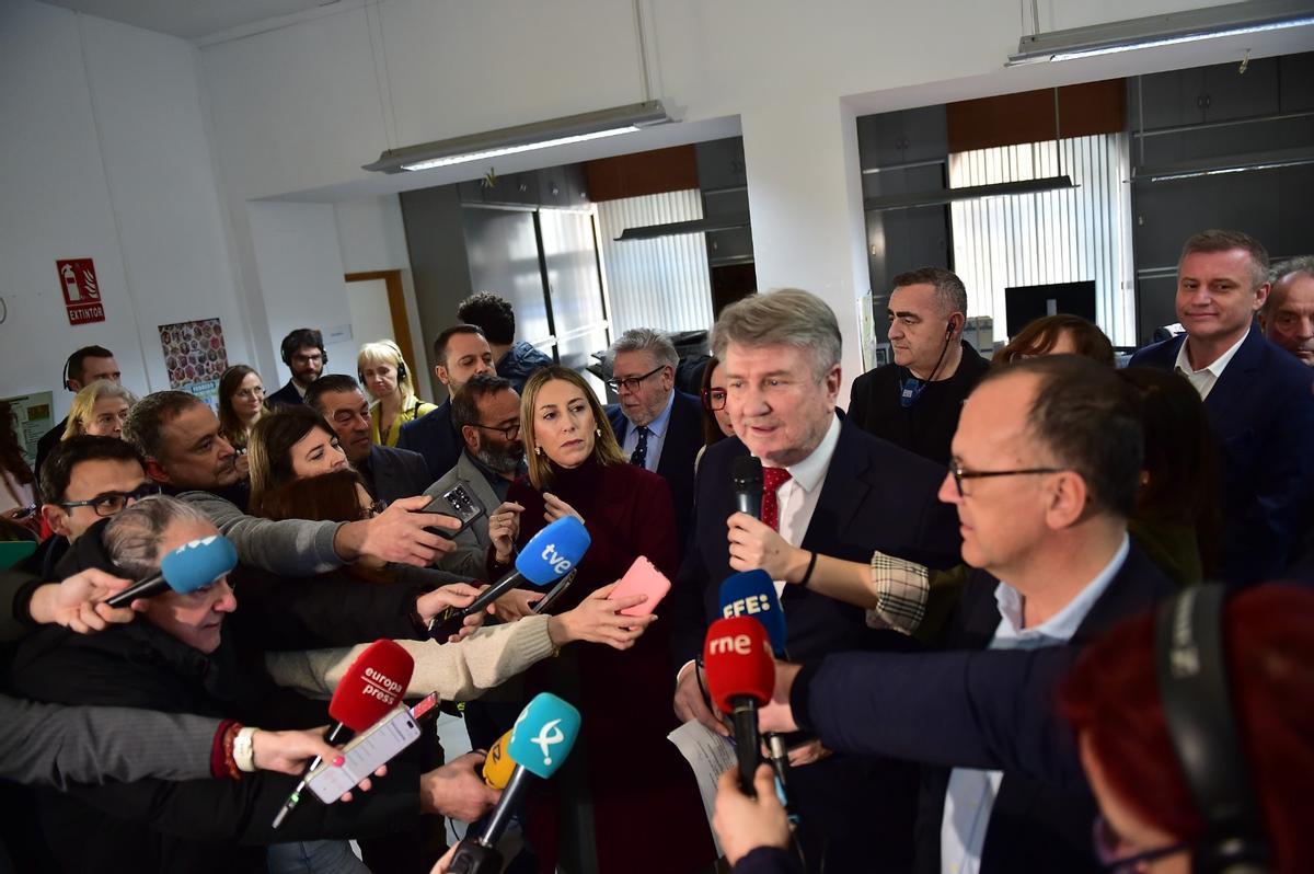 El eurodiputado Bogdan Rzońca atiende a las medios en Navalmoral, este lunes.