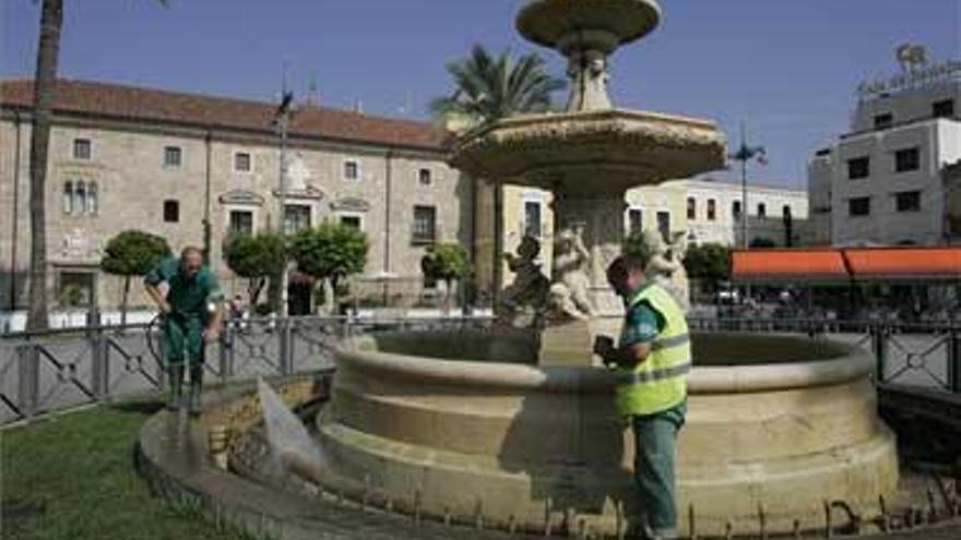 Limpian la fuente de la plaza de España y su entorno